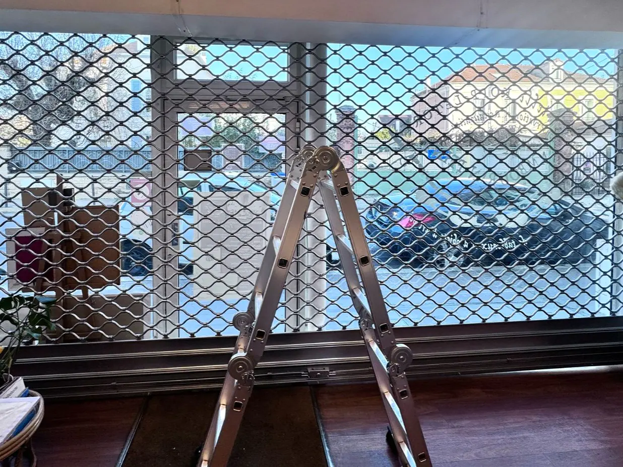 Réparation grille métallique sur le Grand Lyon, un exemple de chantier fait par METAL 2000 avec les outils nécessaires