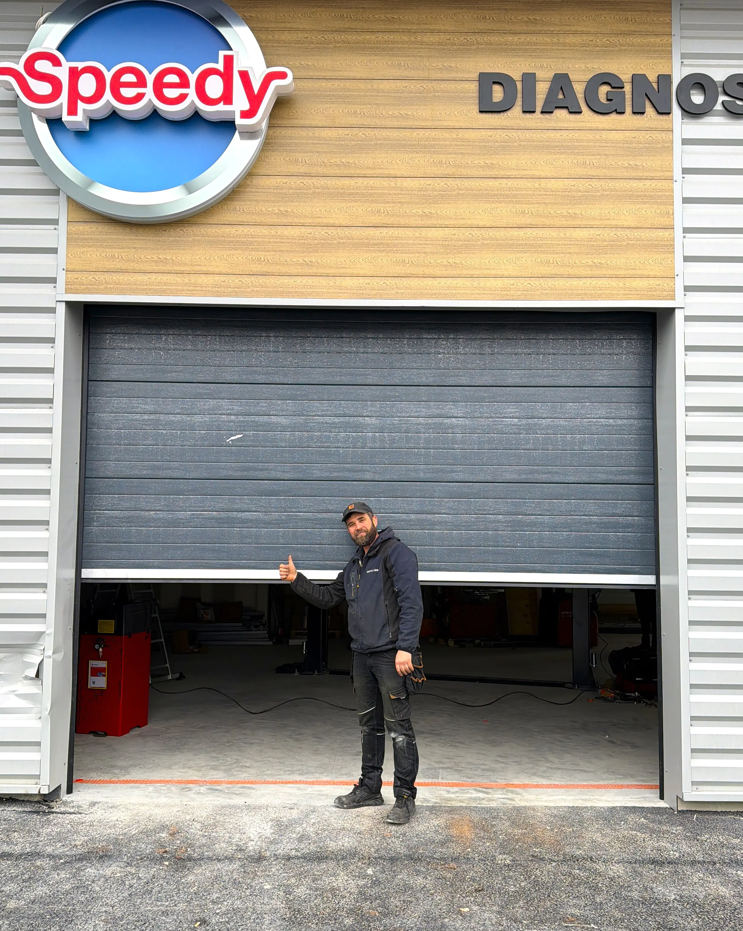 Reparation-porte-industrielle-Bonnieres-sur-Seine-par-un-metallier-de-confiance-de-METAL-2000