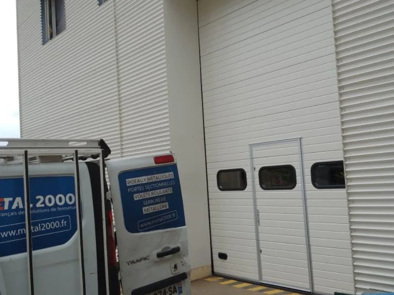 Réparation porte sectionnelle industrielle Cannes-Écluse  