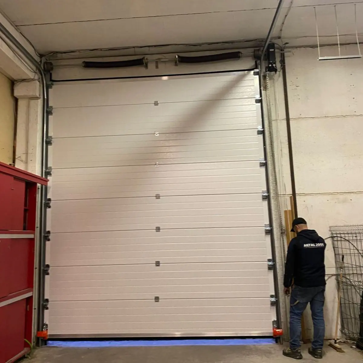 Réparation porte sectionnelle industrielle bloquée à bruyeres-sur-oise