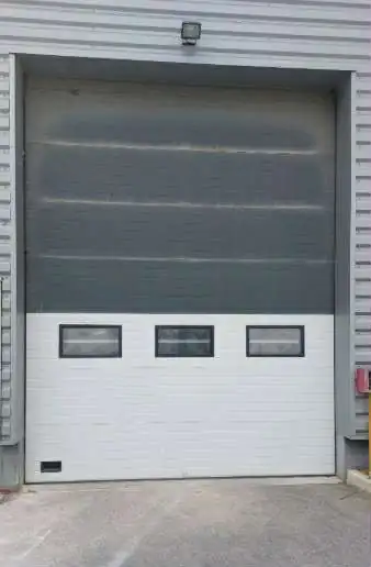Réparation porte sectionnelle industrielle à Presles