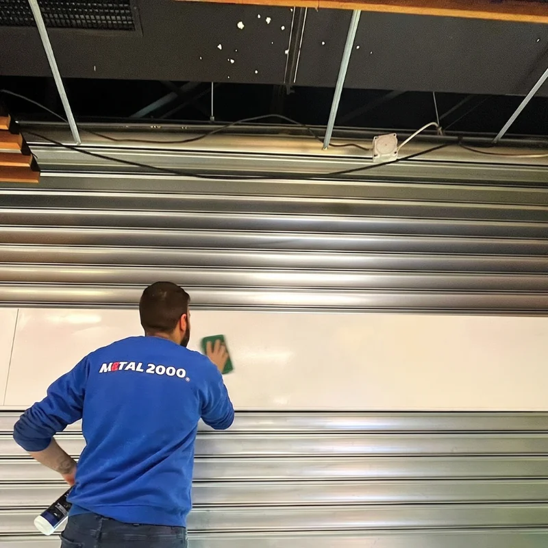 Nouveau tablier de rideau métallique installé par METAL 2000