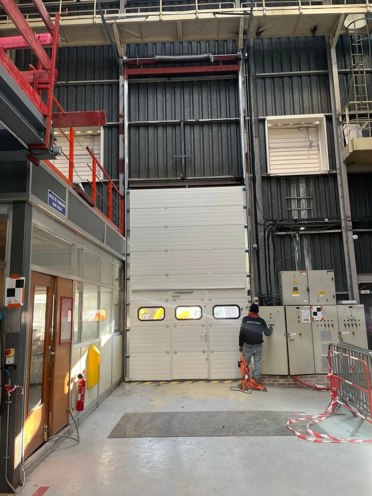 Réparation porte sectionnelle industrielle à Montsoult