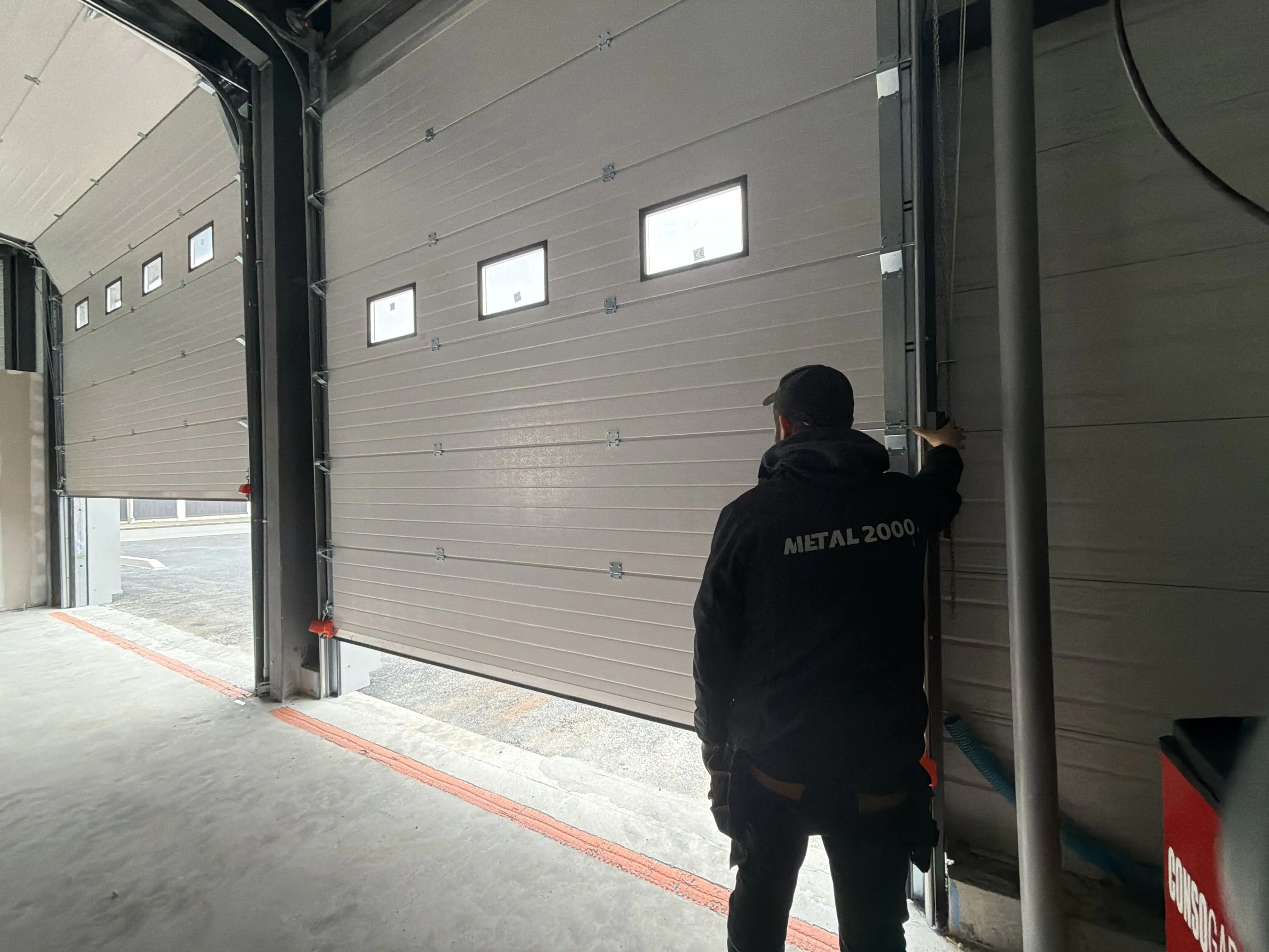 Réparation porte sectionnelle industrielle à Survilliers