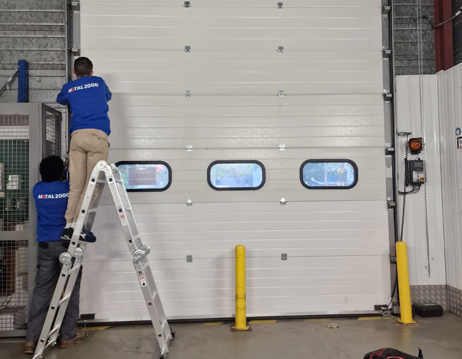 réparation porte sectionnelle industrielle en panne à Luzarches