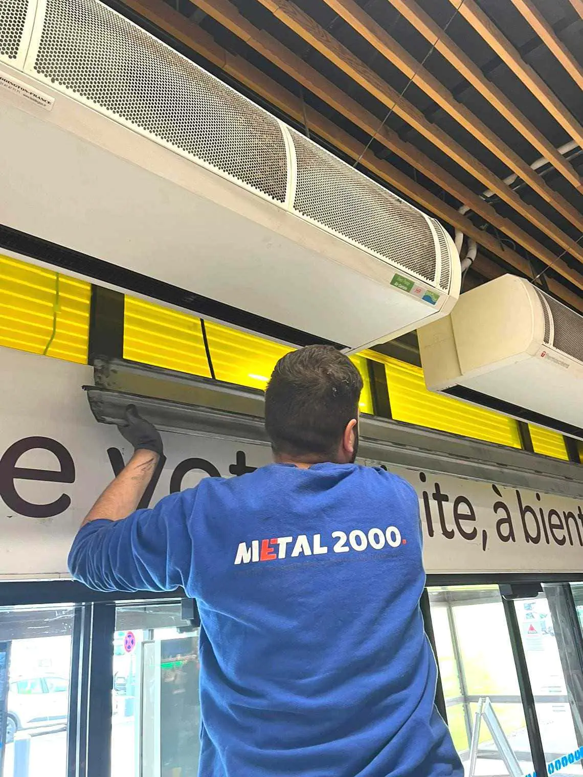 Changement des lames abîmées d'un rideau métallique par un technicien METAL 2000 à Paris 12