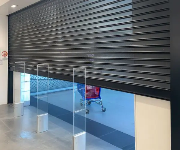 Déblocage d'urgence d'un rideau de fer de commerce coincé à mi-course à Paris 12