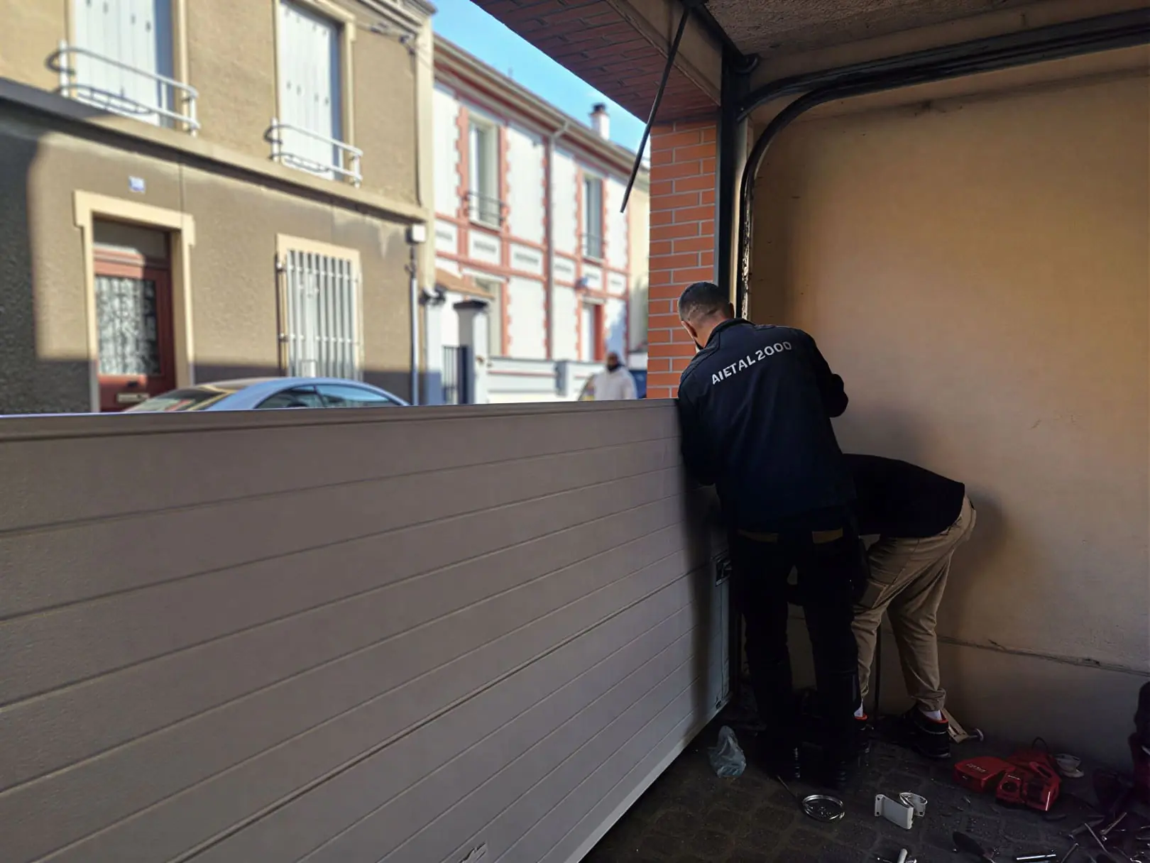 Fabrication et installation sur mesure porte de garage résidentielle
