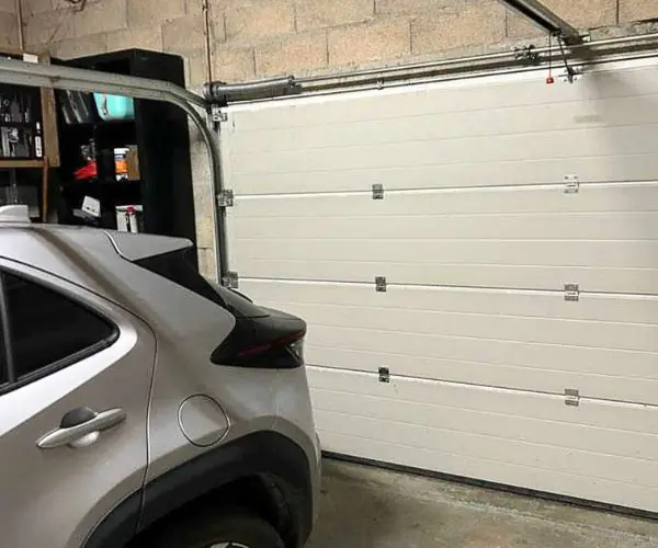 Installation de motorisation porte de garage résidentielle 