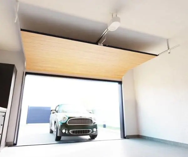 Motorisation connectée de porte de garage résidentielle