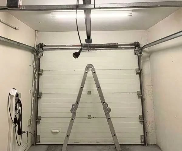 Installation et motorisation d'une porte de garage sectionnelle avec un rail au plafond