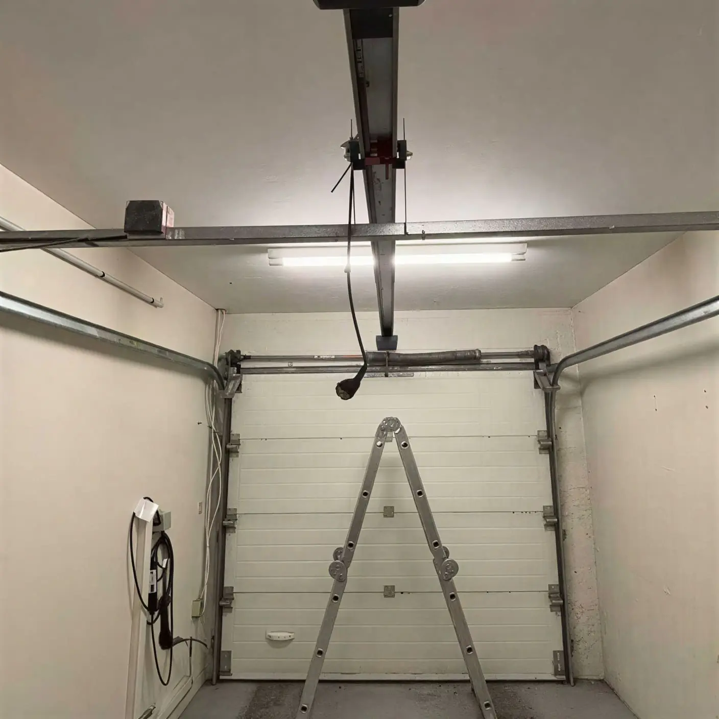 Porte de garage sectionnelle fabriquée et installée par METAL 2000