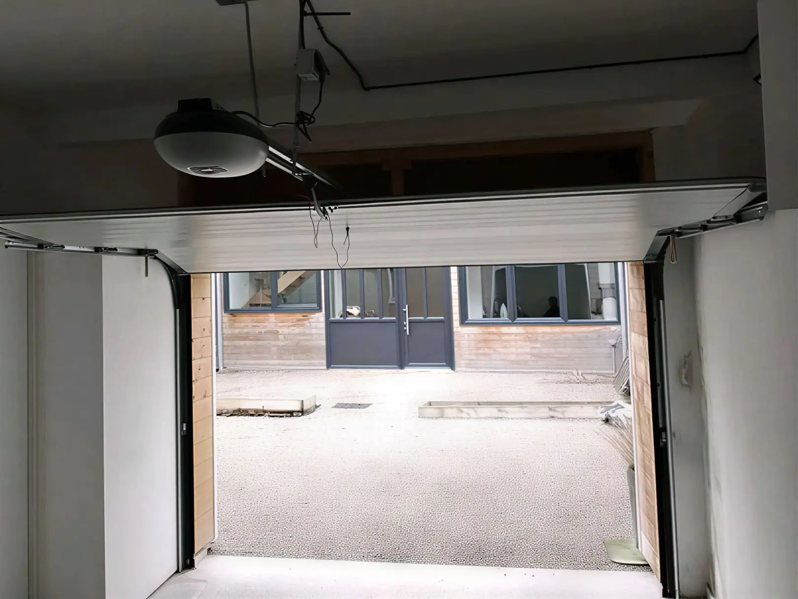Pose d'un moteur de porte de garage sectionnelle au plafond 