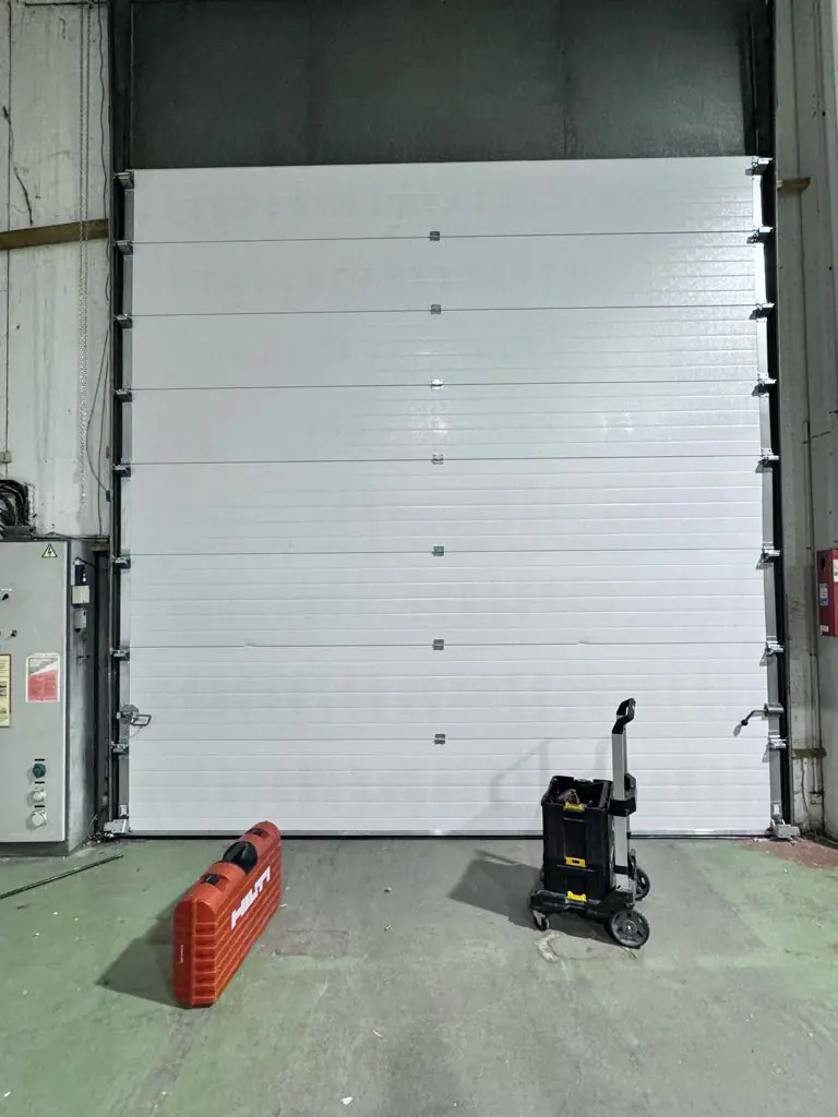 Réparation porte industrielle sectionnelle Cébazat (63118)