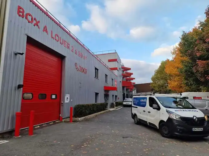 Réparation porte sectionnelle industrielle à Santeny