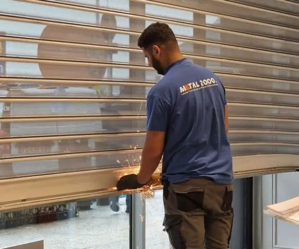 Intervention de dépannage d'un rideau métallique bloqué à Paris 14 par un technicien METAL 2000