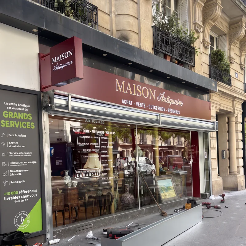 Fabrication et pose d'un rideau métallique à motorisation tubulaire pour la boutique Maison Antiquaire 75015