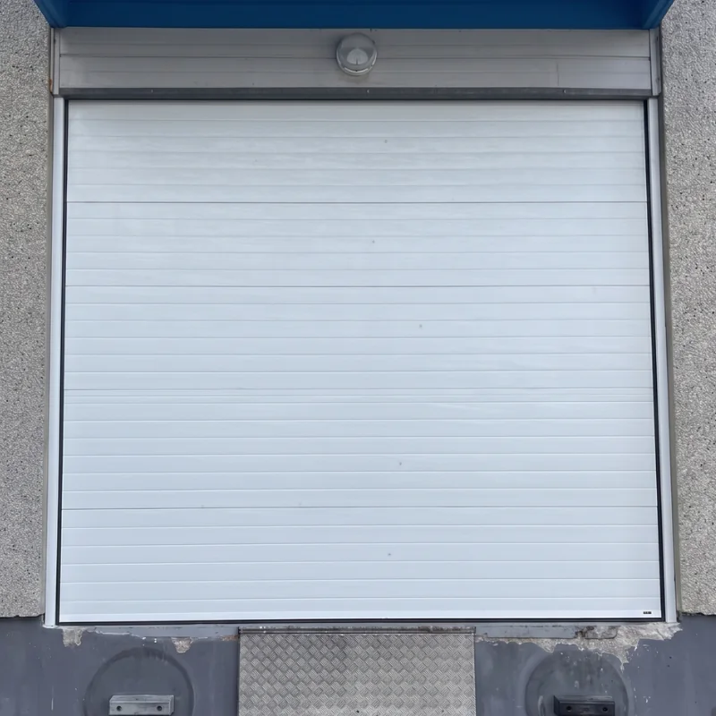 Installation d'une porte sectionnelle industrielle motorisée pour CARGOTRANS 95