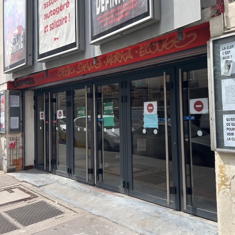 Remplacement du moteur d'un rideau métallique pour cinéma la clef à paris 5
