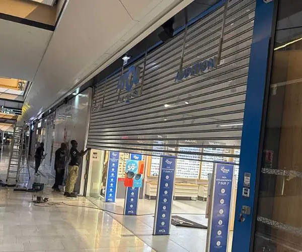 Déblocage d'un rideau métallique bloqué à mi-hauteur à Paris 17