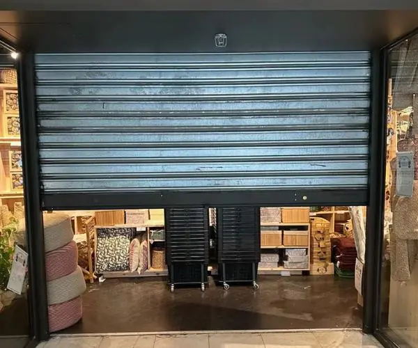Déblocage rideau métallique bloqué à position intermédiaire à Paris 19
