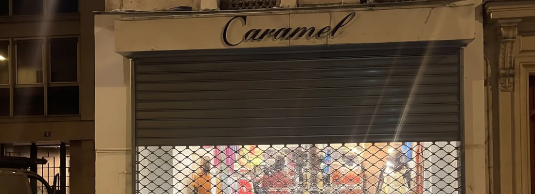 Fourniture et pose d'un rideau métallique motorisé à tablier mixte pour Caramel à Paris 11 (75)