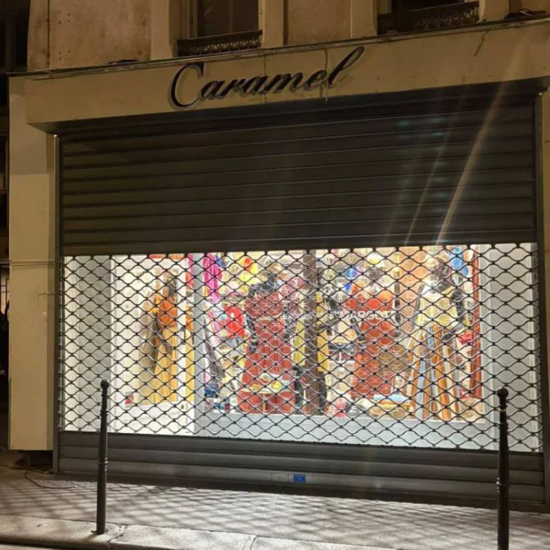 Fourniture et pose d'un rideau métallique motorisé à tablier mixte pour Caramel à Paris 11