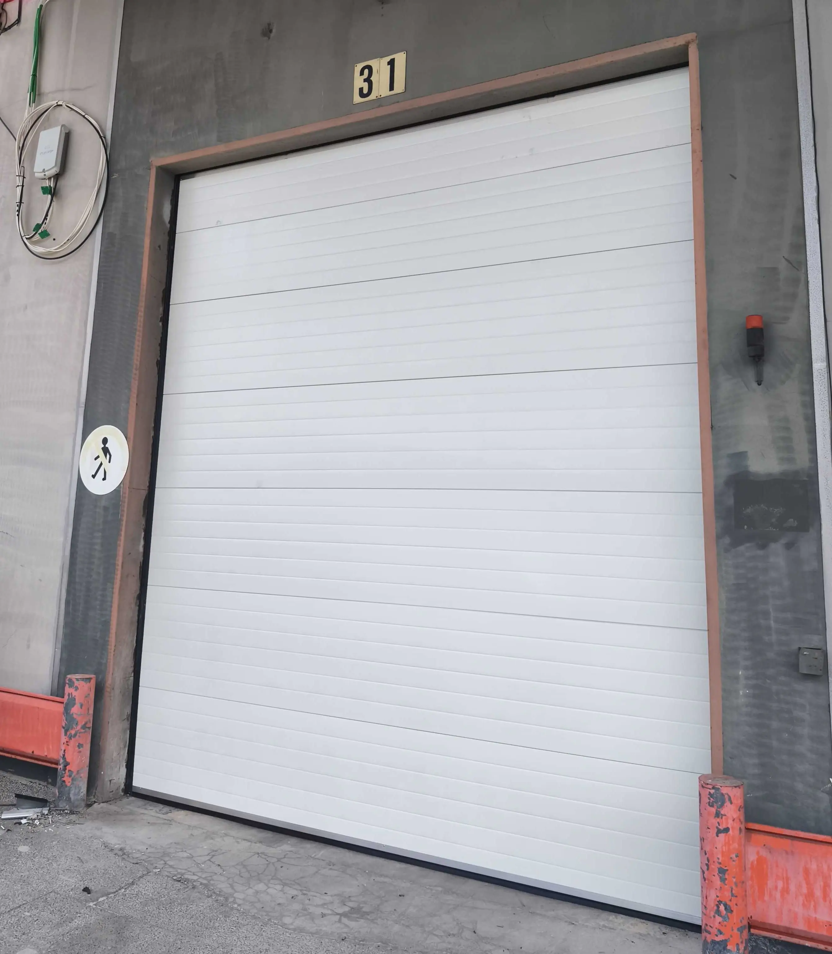 Installation portes sectionnelles motorisées pour la société Levi et David à Bobigny (93)