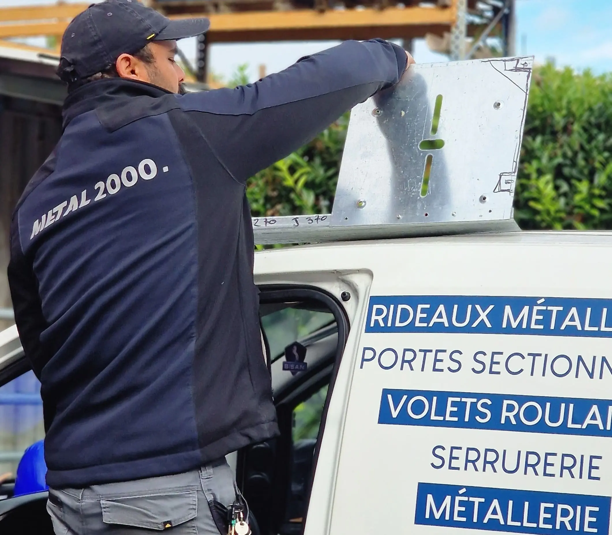 Pourquoi choisir METAL 2000 pour vos portes industrielles Firminy