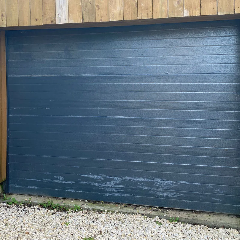 Remise en état d’une porte de garage sectionnelle pour un particulier à Mons-en-Barœul