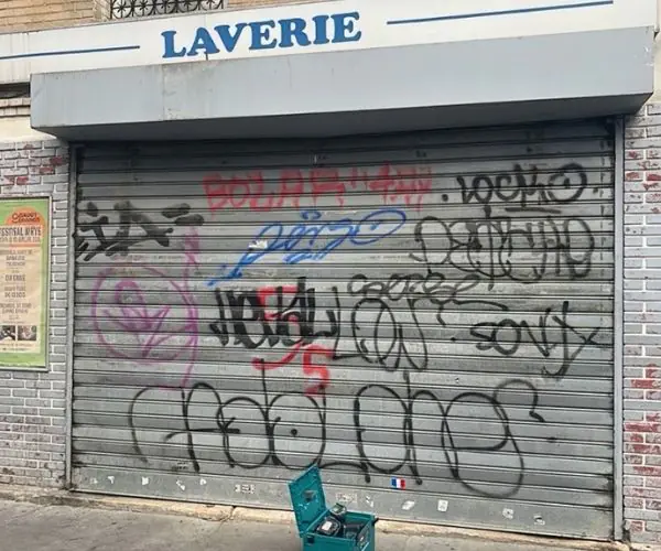 Remplacement rideau métallique motorisé à lames pleines pour Laverie rue de Tanger Paris 75019
