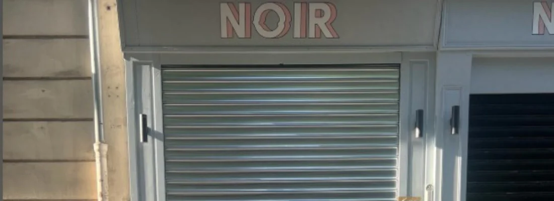 Remplacement total d'un rideau métallique motorisé pour NOIR Coffee Shop à Paris 8 (75)
