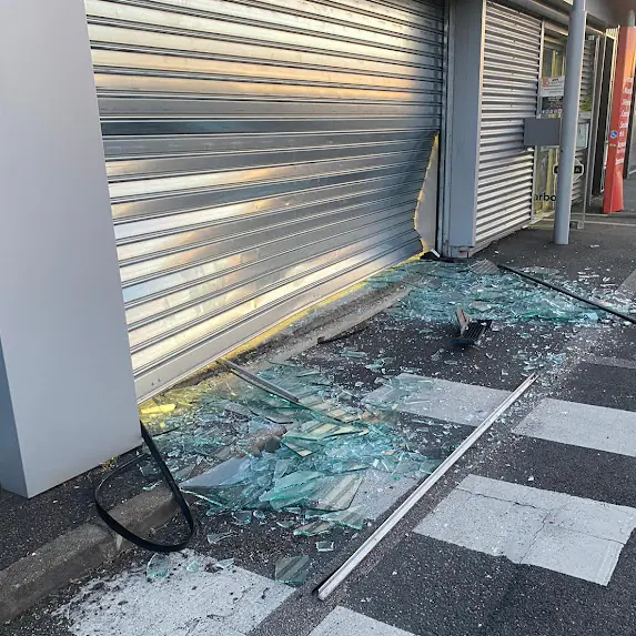Réparation de rideau métallique manuel ou motorisé déformé suite à un choc devant une boutique à Paris 18