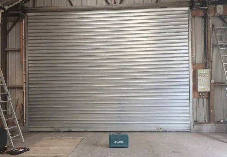 Rideau à lames pleines en acier galvanisé fabriqué et installé sur mesure pour Dubois Gérard à Soudeval 50150