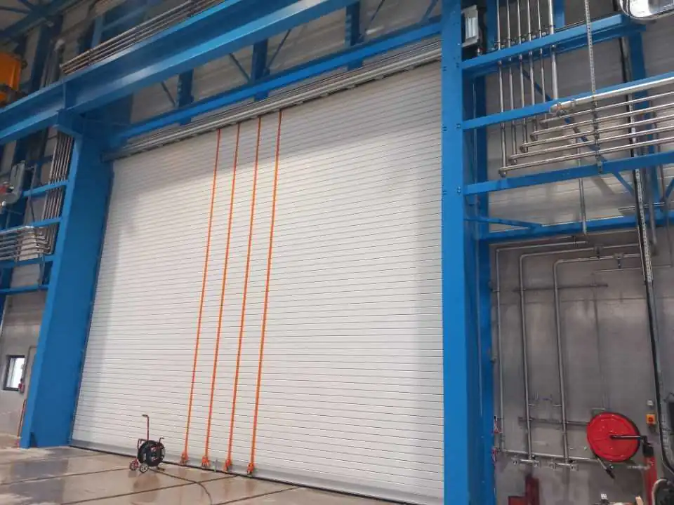Rideau métallique industriel installé par METAL 2000 sur le site Air Liquide à Vitry-sur-Seine (94), pose sur mesure sécurisant une baie industrielle de grande dimension dans le Val-de-Marne
