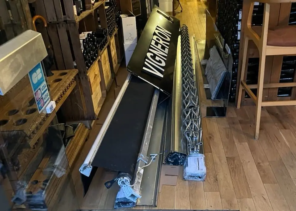 Zoom sur le tablier de grille métallique cobra à tubes ondulés fabriqué sur mesure par METAL 2000