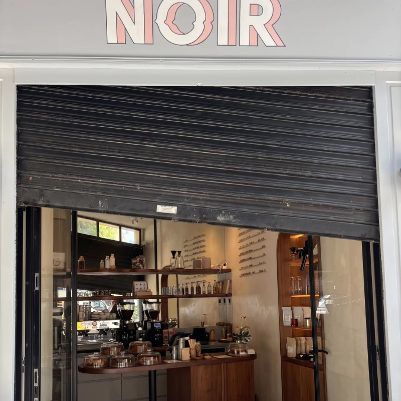 remplacement rideau métallique désaxé NOIR coffee shop paris 8