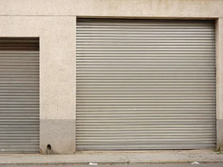Installation d'un rideau métallique pour garage