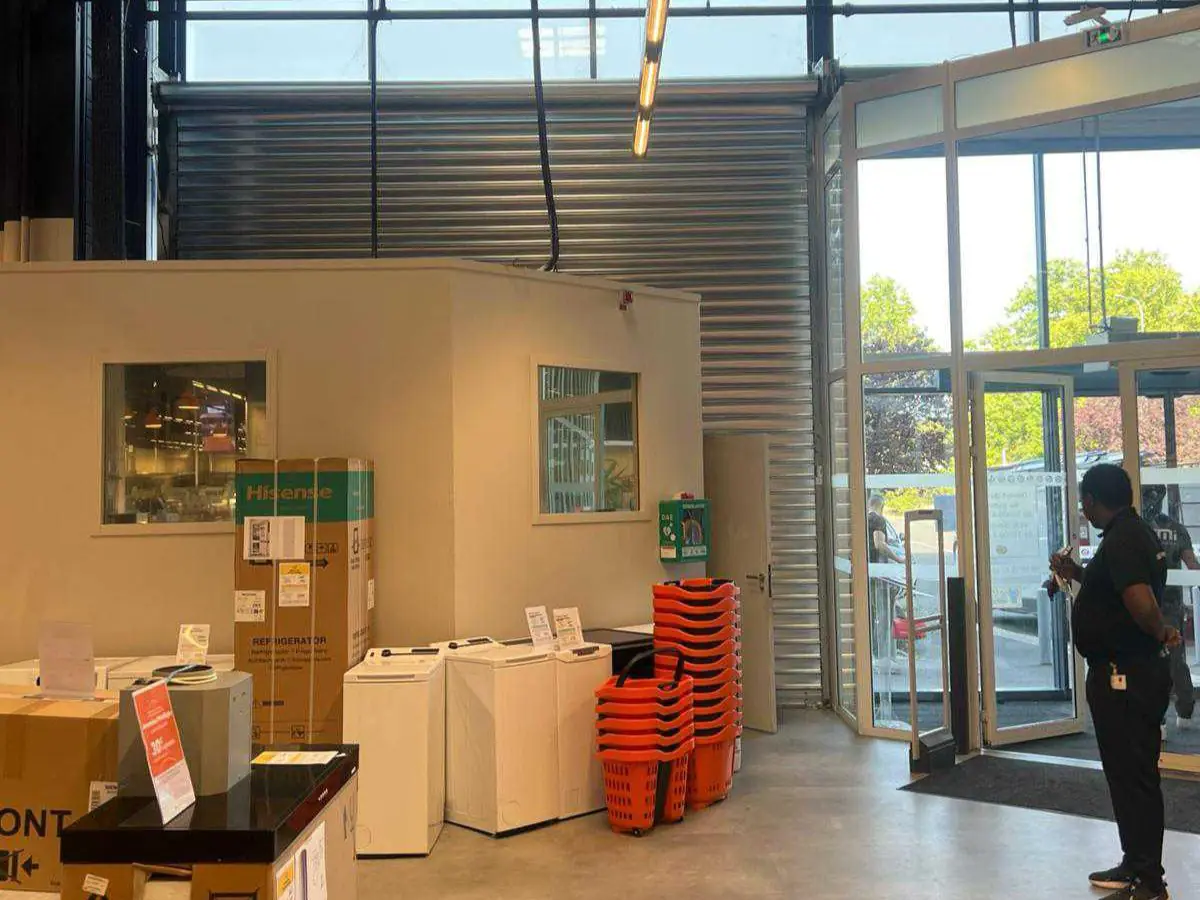 Intervention de dépannage d’un rideau métallique bloqué dans un commerce à Auménancourt