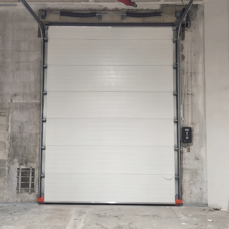 Pose d'une porte sectionnelle DOORGATE pour Auchan Drive à Cergy (95)