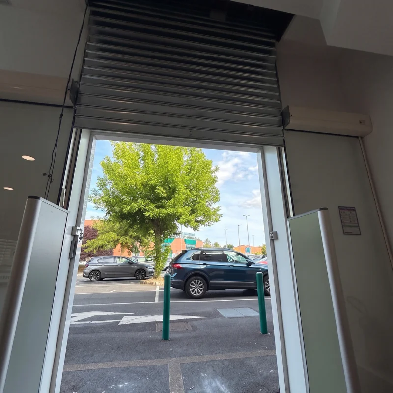 Remplacement d'un tablier et d'un axe motorisé de rideau métallique pour M'CHADAL (Optical Center) 95