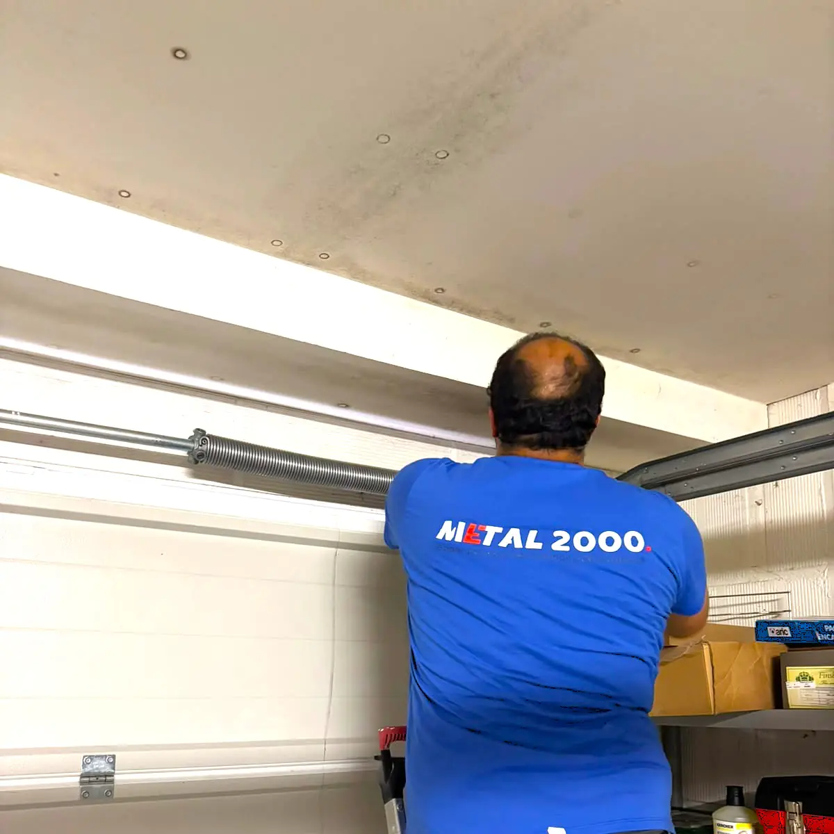 artisan réparation porte de garage de METAL 2000 pour remplacer ressort porte de garage sectionnelle à Lyon 69000