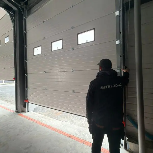 Atouts METAL 2000 pour l’entretien portes industrielles