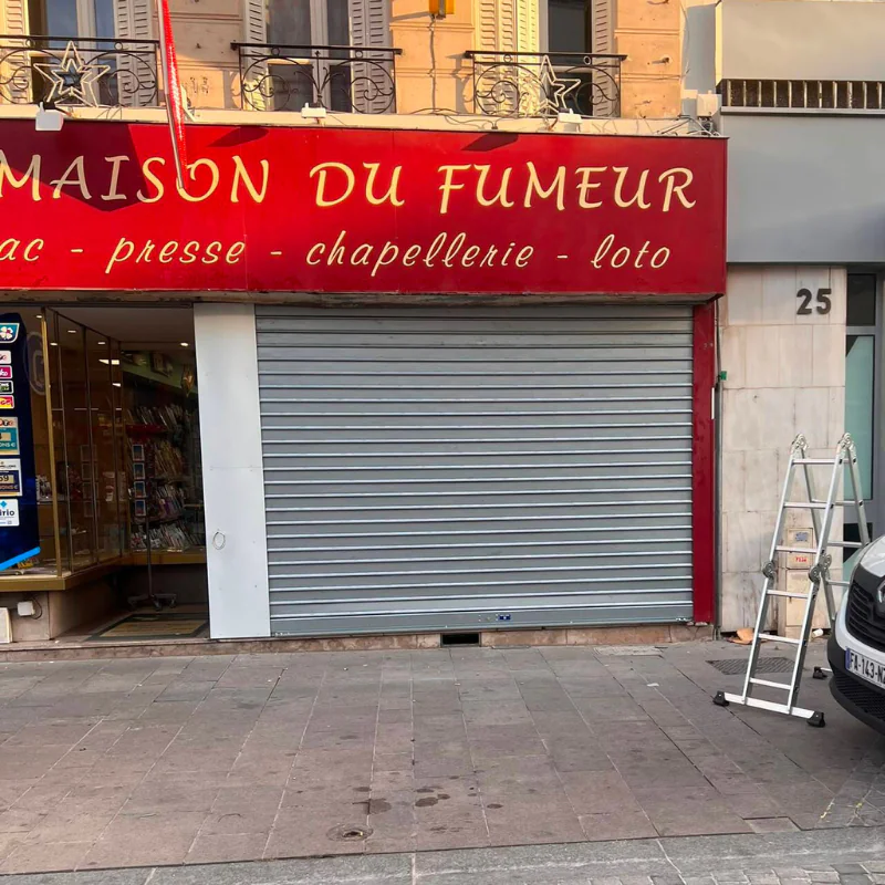Fourniture et remplacement de deux rideaux métalliques pour La Maison du Fumeur à Châlons-en-Champagne