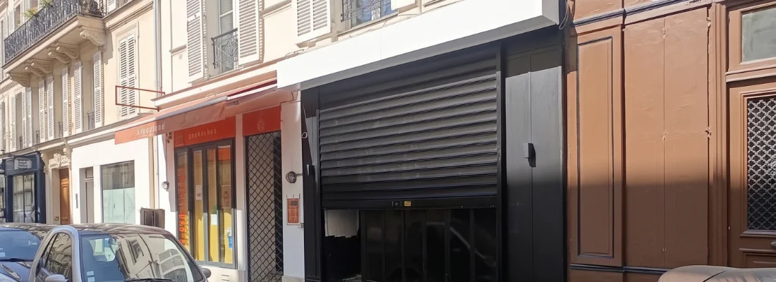 Installation d'un rideau métallique à lames pleines pour Le Temps des Cerises à Créteil Soleil (94)