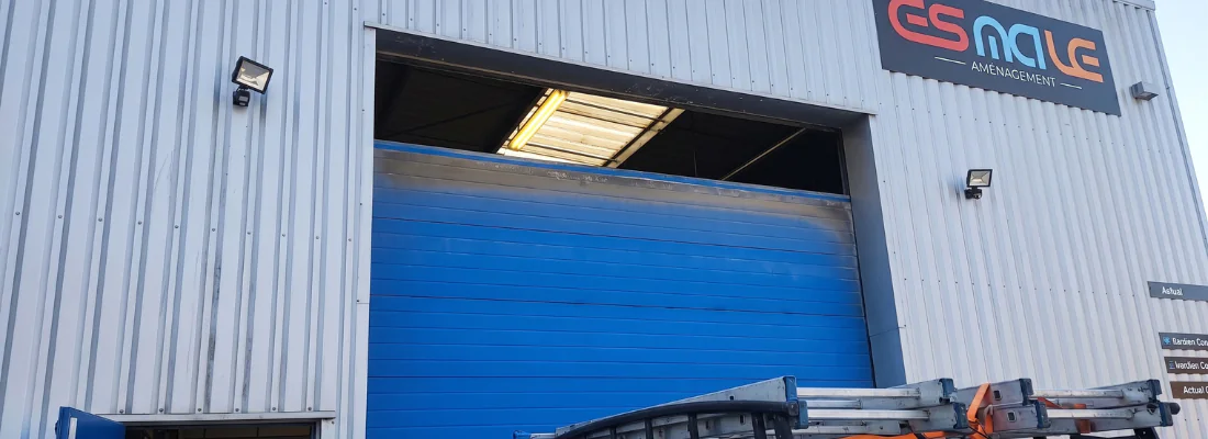 Remise en état d'une porte sectionnelle industrielle pour ESMALE AGENCEMENT à Cugand-la-Bernardière (85)