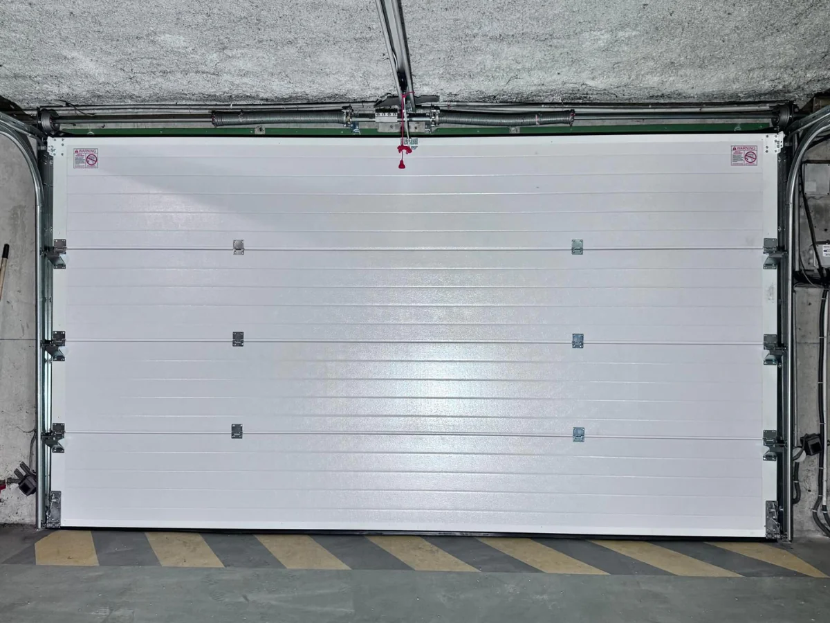 porte de garage sectionnelle signée METAL 2000