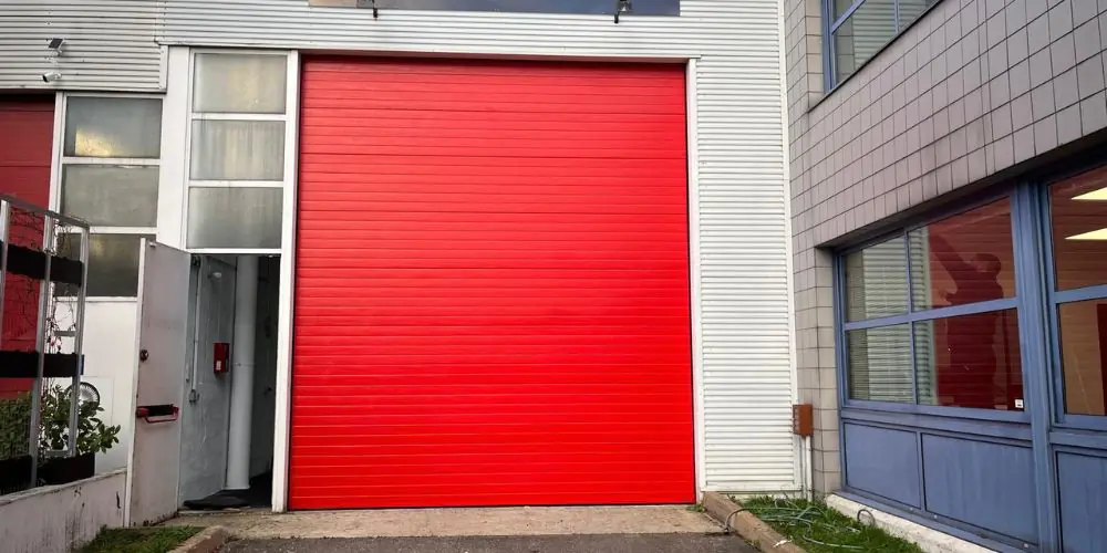 porte sectionnelle industrielle signée METAL 2000 Bordeaux