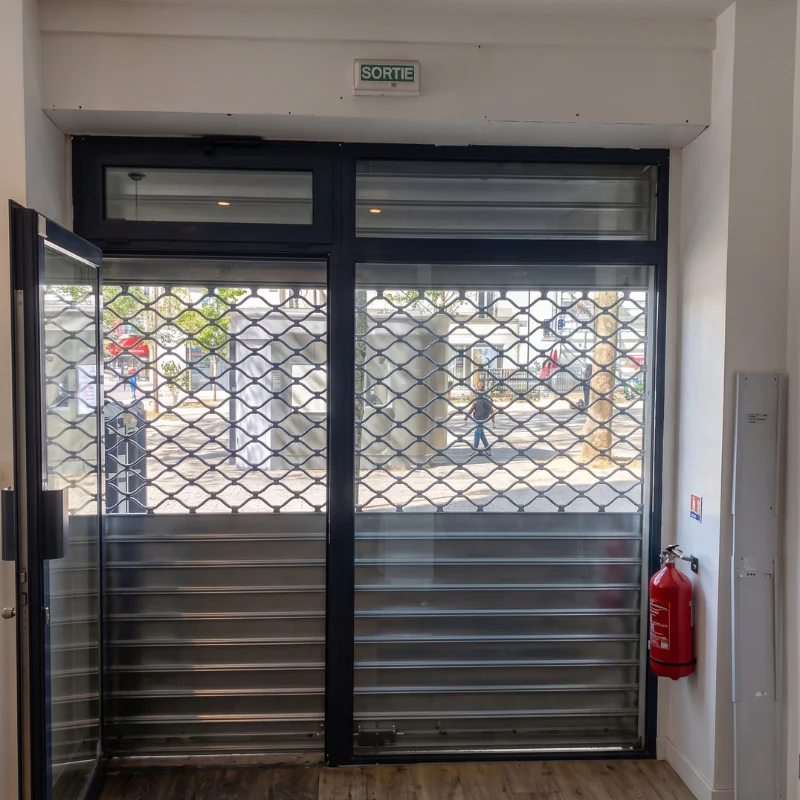 Remplacement du tablier mixte d'un rideau métallique pour la boutique Opale à Paris 11