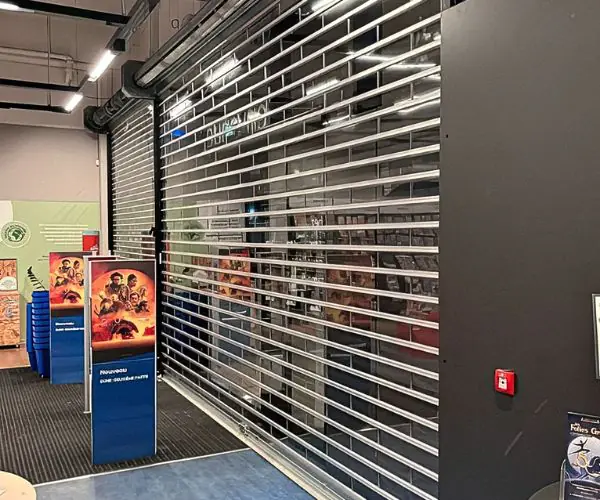 Rideau métallique lames transparentes en polycarbonate